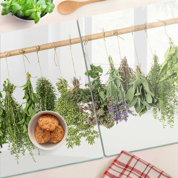 Schneidebrett Glas mit getrockneten Kräutern an einer Schnur