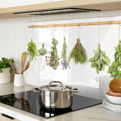 Schneidebrett An einer Schnur getrocknete Kräuter