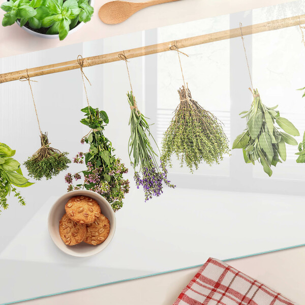 Schneidebrett mit getrockneten Kräutern an einer Schnur