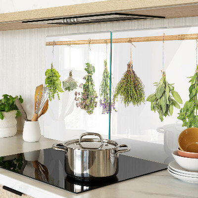 Schneidebrett An einer Schnur getrocknete Kräuter