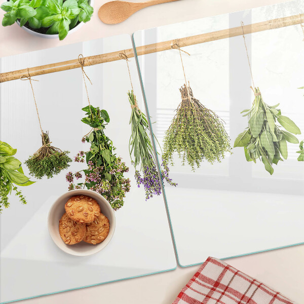 Schneidebrett An einer Schnur getrocknete Kräuter