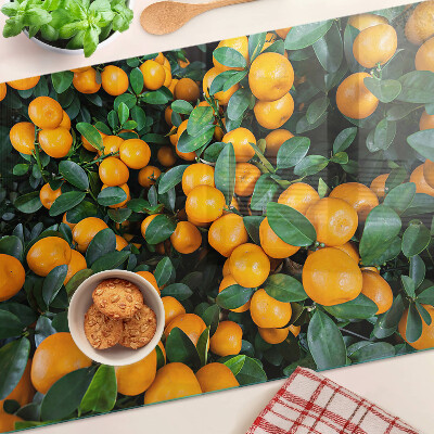 Glas schneidebrett Mandarinen an den Zweigen