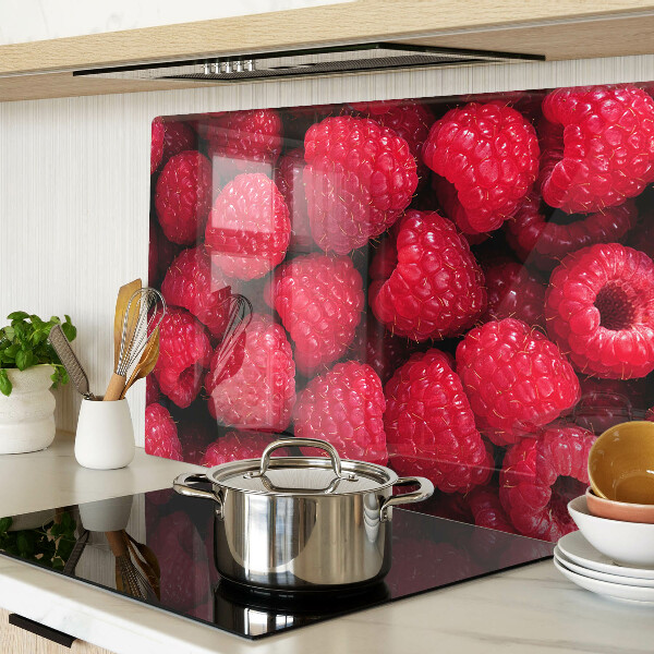 Schneidebrett glas Himbeeren im Hintergrund