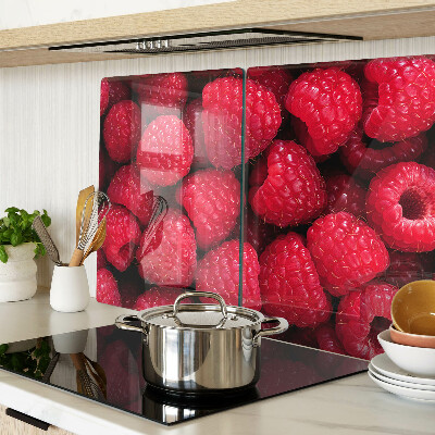 Schneidebrett glas Himbeeren im Hintergrund