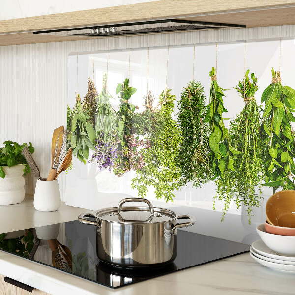 Glas schneidebrett Kräuter, die an einer Schnur hängen