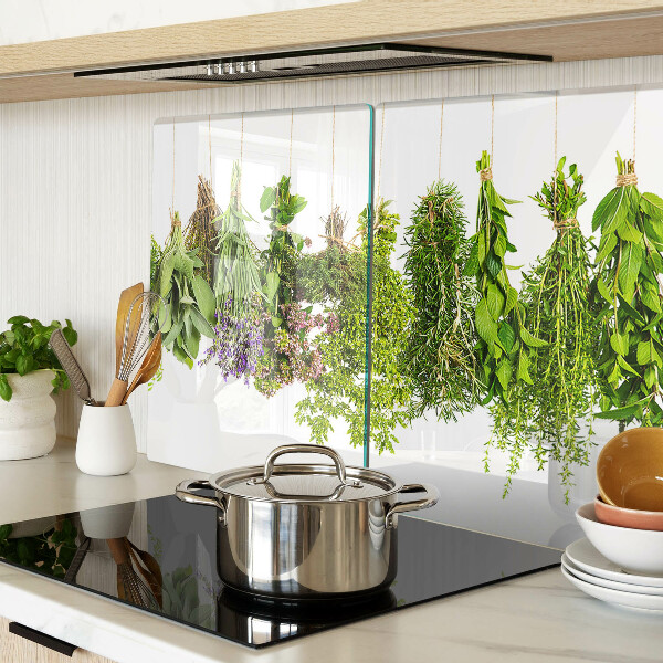 Glas schneidebrett Kräuter, die an einer Schnur hängen