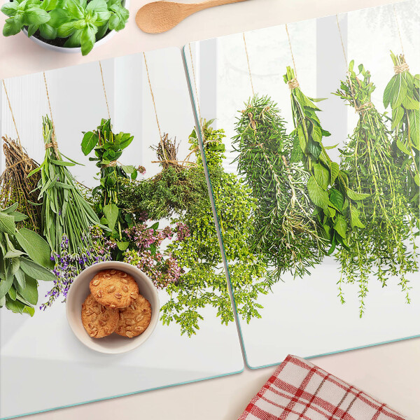 Glas schneidebrett Kräuter, die an einer Schnur hängen