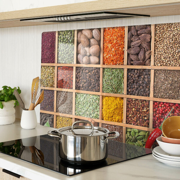 Schneidebrett mit Gewürzgläsern