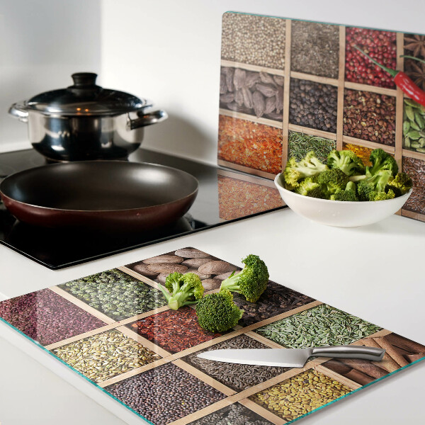 Schneidebrett mit Gewürzgläsern