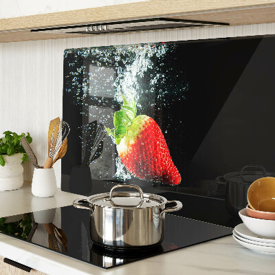 Schneidebrett mit Motiv einer Erdbeere im Wasser