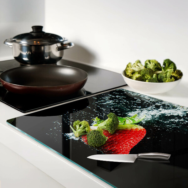 Schneidebrett mit Motiv einer Erdbeere im Wasser