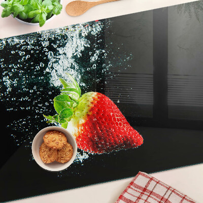 Schneidebrett Erdbeere im Wasser