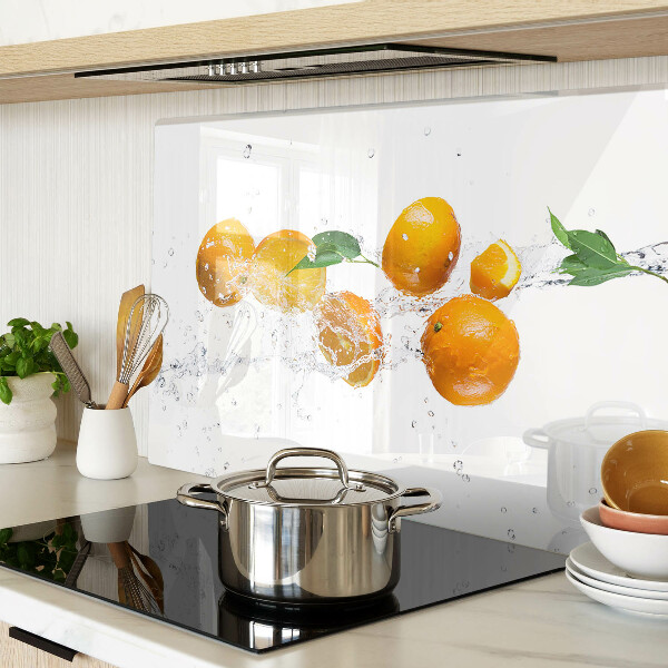 Glas-Schneidebrett mit Motiv aus Zitrusfrüchten auf Wasser