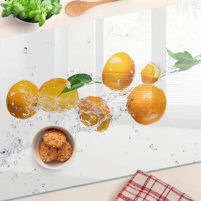 Glas-Schneidebrett mit Motiv aus Zitrusfrüchten auf Wasser
