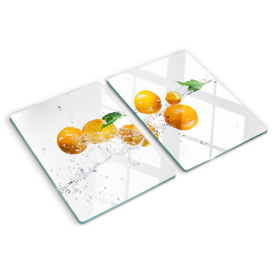 Glas schneidebrett Zitrusfrüchte mit Wasser