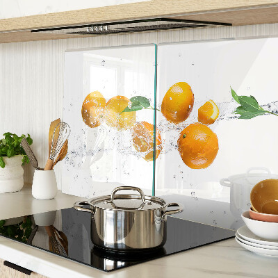 Glas schneidebrett Zitrusfrüchte mit Wasser