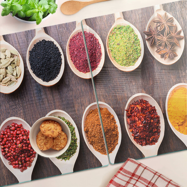 Schneidebrett glas Gewürze in Löffeln