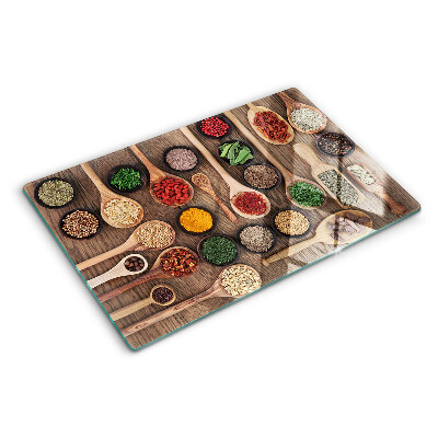 Glas schneidebrett Gewürze und Kräuter in Löffeln