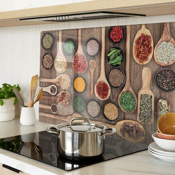 Glas-Schneidebrett mit Motiv aus Gewürzen und Kräutern in Holzlöffeln