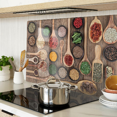 Glas schneidebrett Gewürze und Kräuter in Löffeln