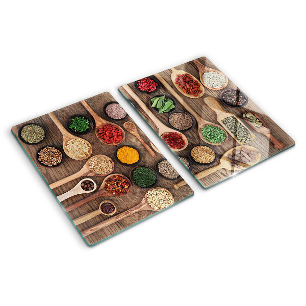 Glas schneidebrett Gewürze und Kräuter in Löffeln