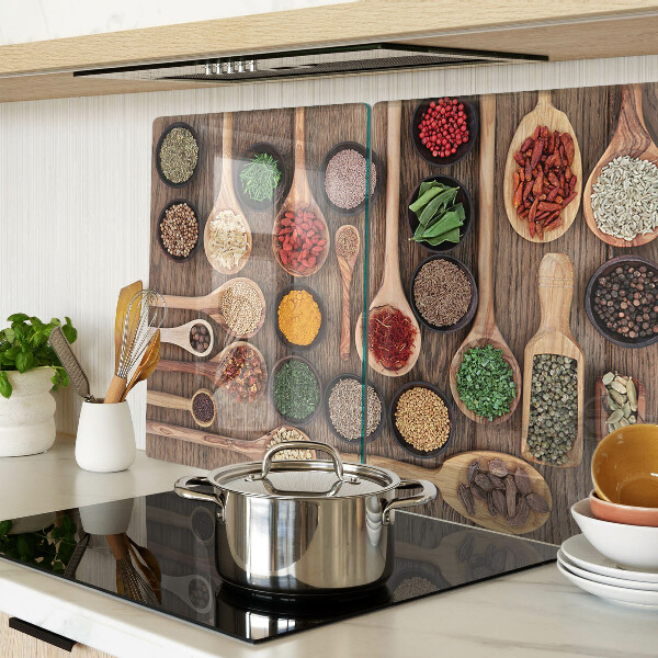 Glas schneidebrett Gewürze und Kräuter in Löffeln