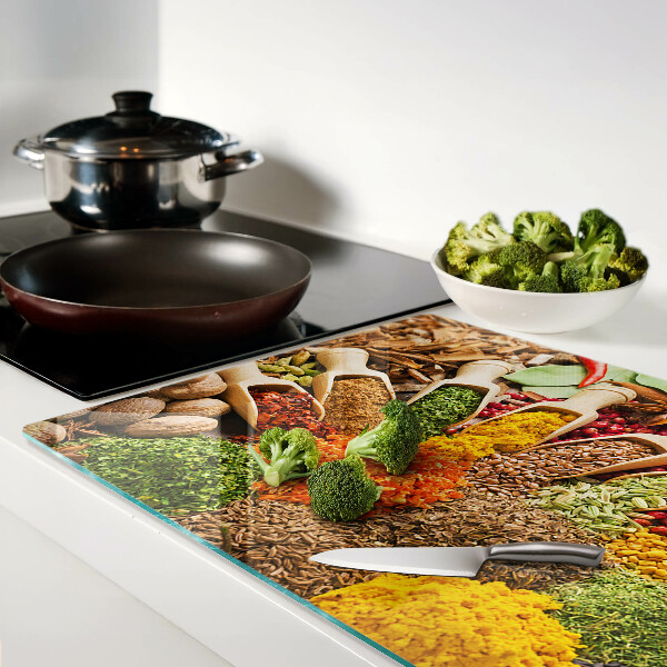 Schneidebrett mit Muster aus Gewürzen und Kräutern