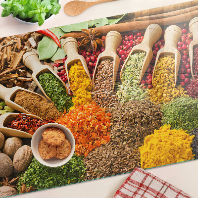 Schneidebrett mit Muster aus Gewürzen und Kräutern