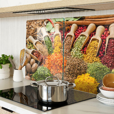 Schneidebrett mit Muster aus Gewürzen und Kräutern