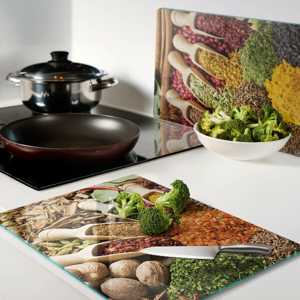 Schneidebrett Gewürze und Kräuter