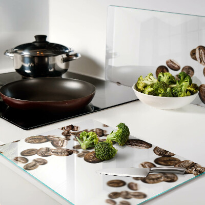 Schneidebrett glas Kaffeebohnen in Bewegung