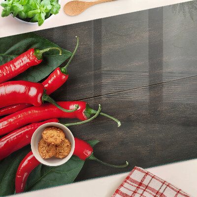 Glas schneidebrett Chilischoten auf Holzgrund