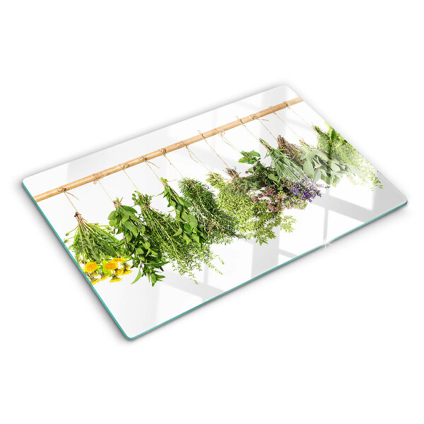 Schneidebrett mit getrockneten Kräutern an einer Schnur