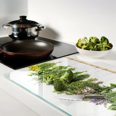 Schneidebrett mit getrockneten Kräutern an einer Schnur