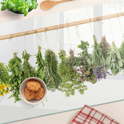 Schneidebrett Getrocknete Kräuter an einer Schnur