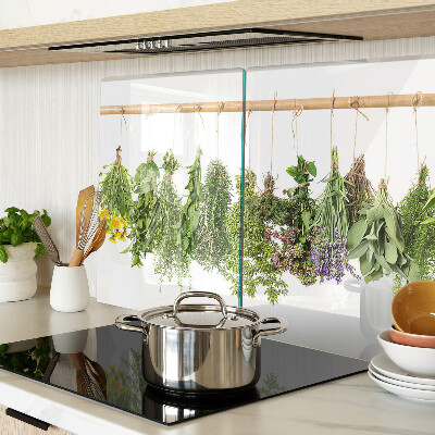 Schneidebrett Getrocknete Kräuter an einer Schnur