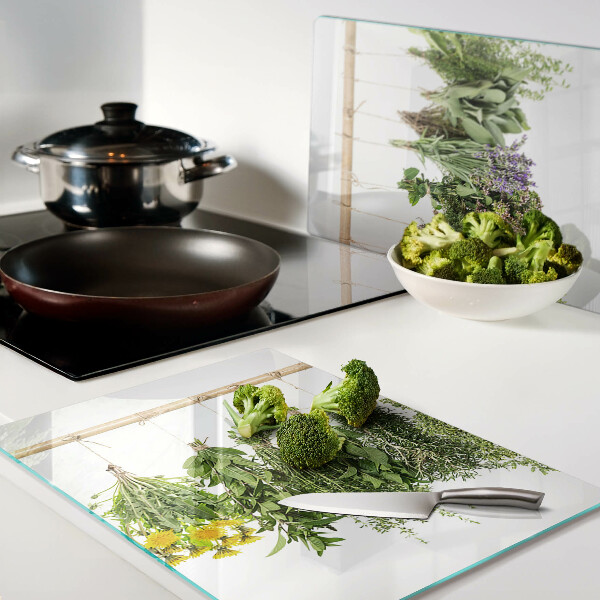 Schneidebrett Getrocknete Kräuter an einer Schnur