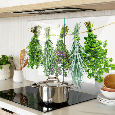 Schneidebrett Glas mit getrockneten Kräutern an einer Schnur