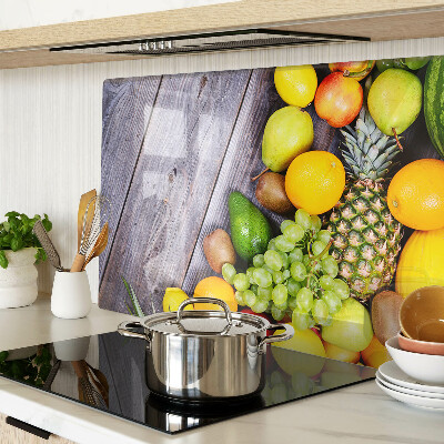 Schneidebrett mit Motiv von Früchten auf Holzgrund