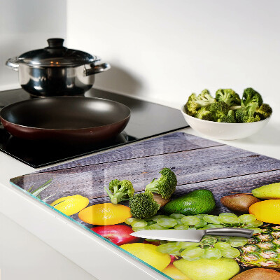 Schneidebrett mit Motiv von Früchten auf Holzgrund