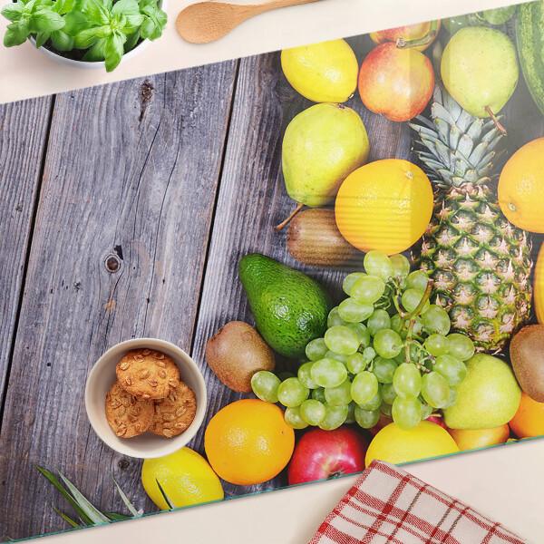 Schneidebrett mit Motiv von Früchten auf Holzgrund