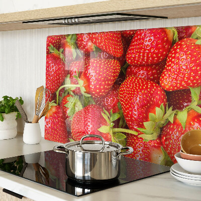 Schneidebrett Glas mit Erdbeeren im Hintergrund