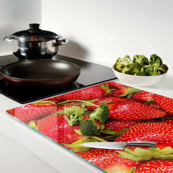 Schneidebrett Glas mit Erdbeeren im Hintergrund