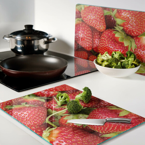 Schneidebrett Glas mit Erdbeeren im Hintergrund