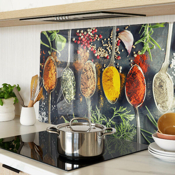 Glas-Schneidebrett mit Motiv aus Gewürzen auf Löffeln