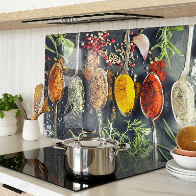 Glas-Schneidebrett mit Motiv aus Gewürzen auf Löffeln