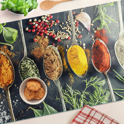 Glas-Schneidebrett mit Motiv aus Gewürzen auf Löffeln