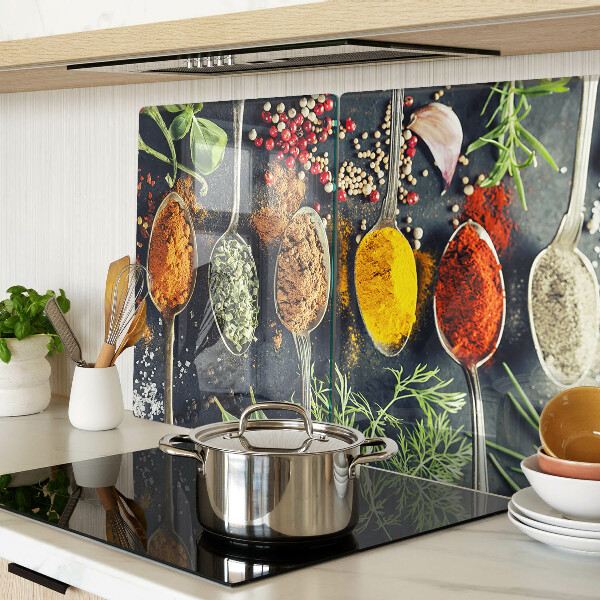 Glas-Schneidebrett mit Motiv aus Gewürzen auf Löffeln