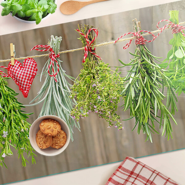Schneidebrett glas Kräuter an einer Schnur