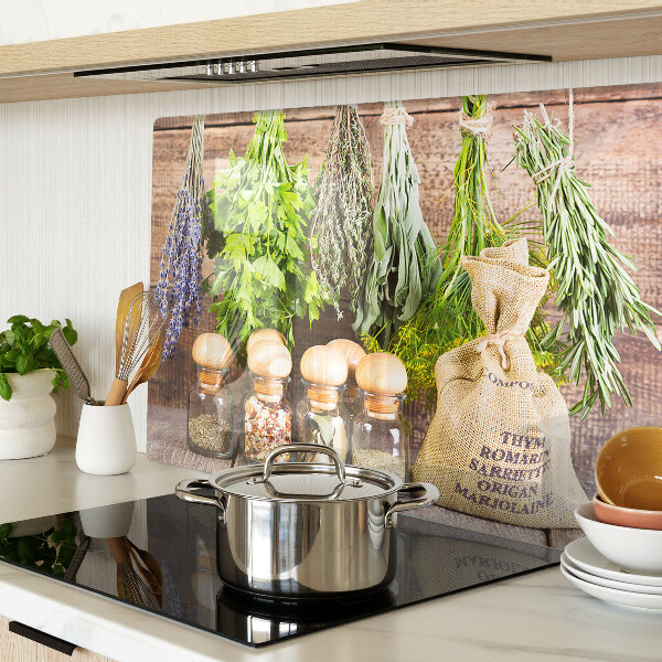 Glas schneidebrett Kräuter und Gewürze auf Holzgrund